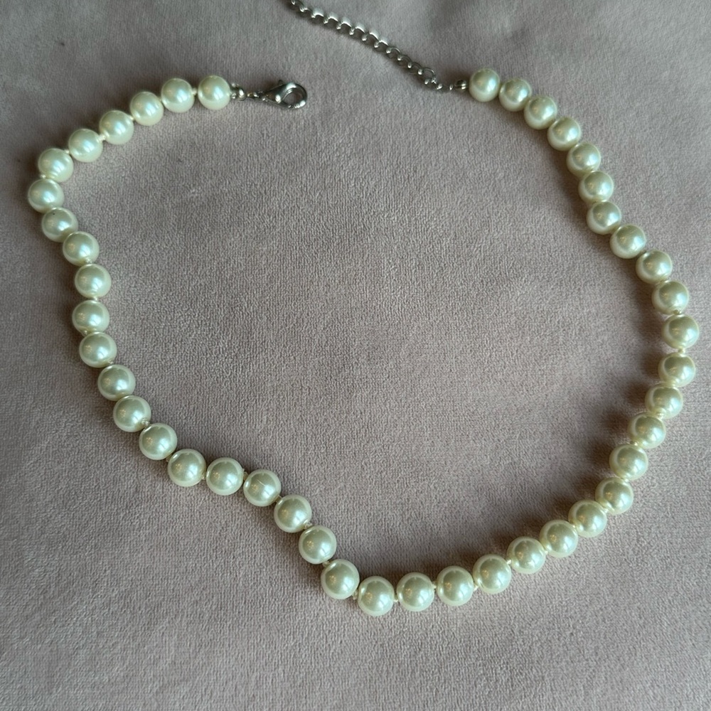 Elegant Faux Pearl Necklace